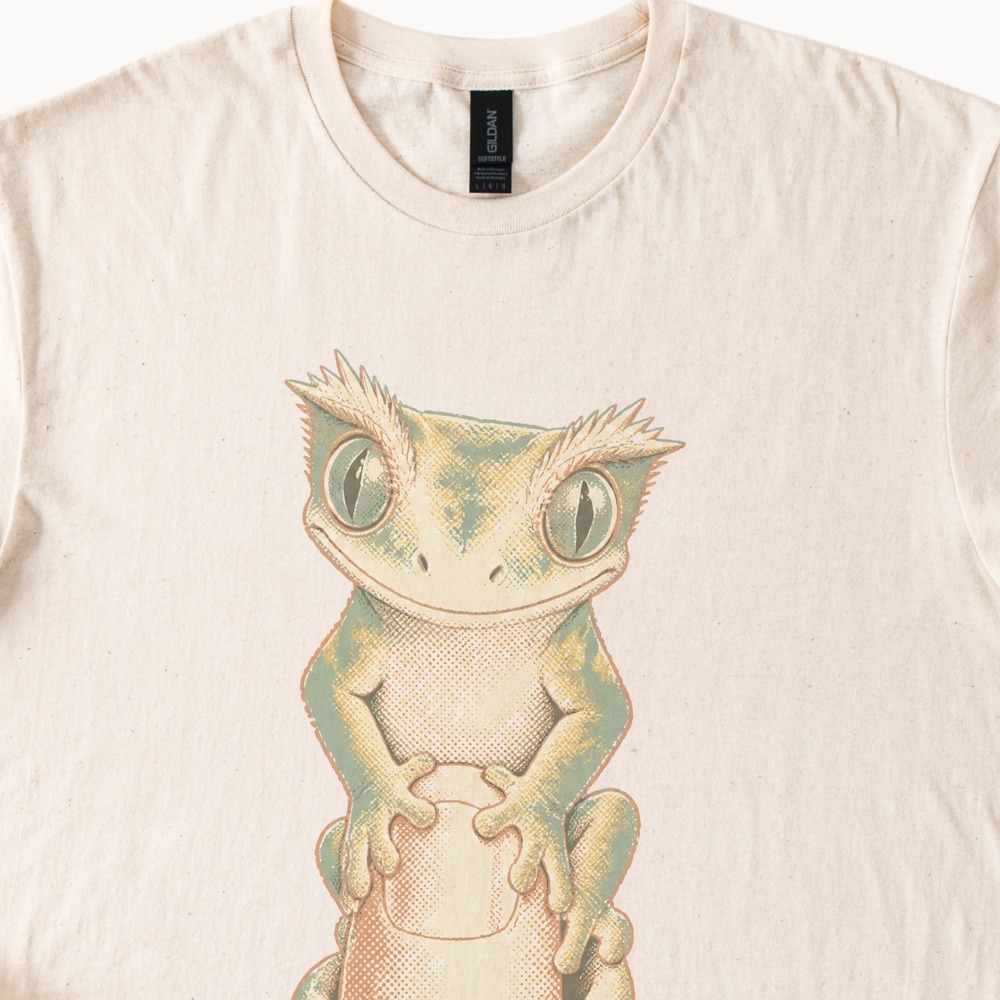 Crested Gecko Gripping a Post Retro Tee